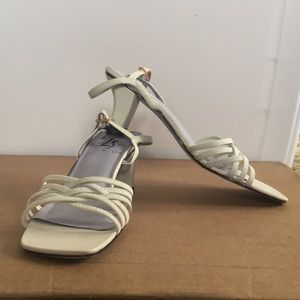 These are an 8. Always a bit tight in straps. Nice